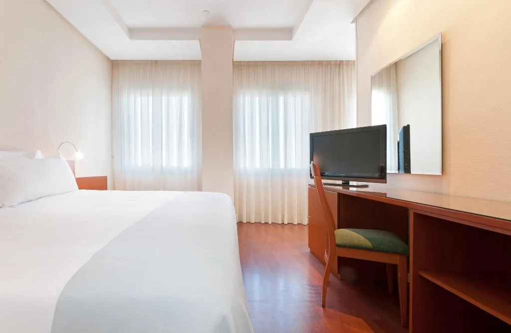 DOUBLE PREMIUM QUEEN BED Room, Hotel Madrid Chamartín Affiliated by Meliá, Madrid