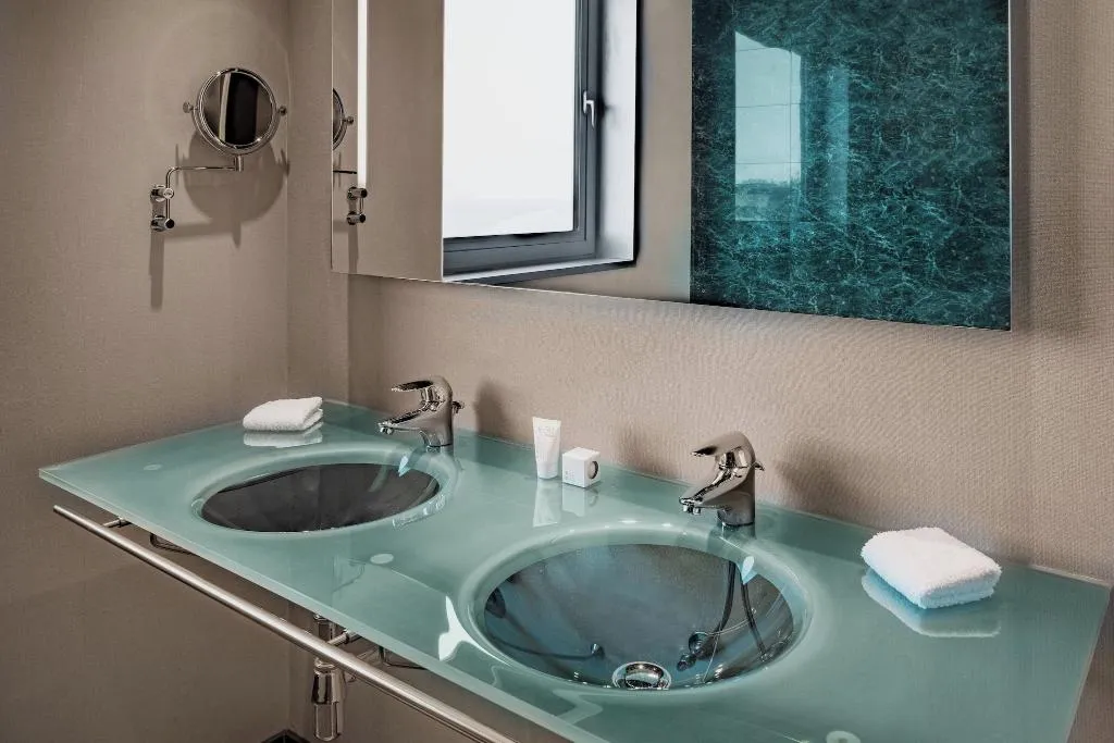 SUITE KING SIZE BED Room, Leonardo Royal Hotel Barcelona Forum, Barcelona