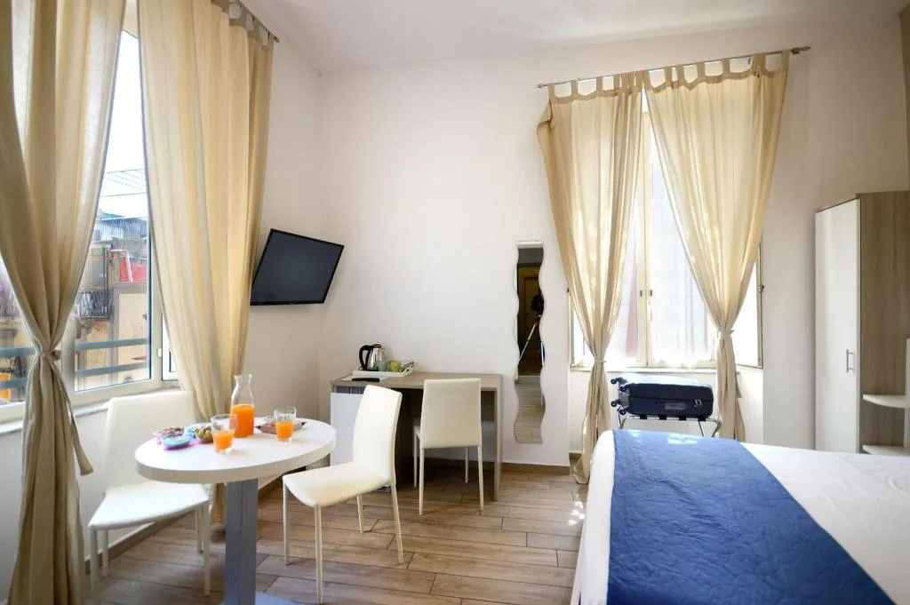 Room, Funikulì Funikulà, Naples