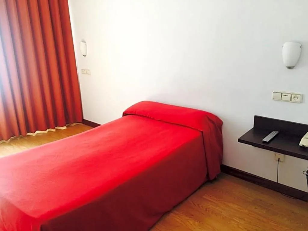 Room, Isis, Madrid