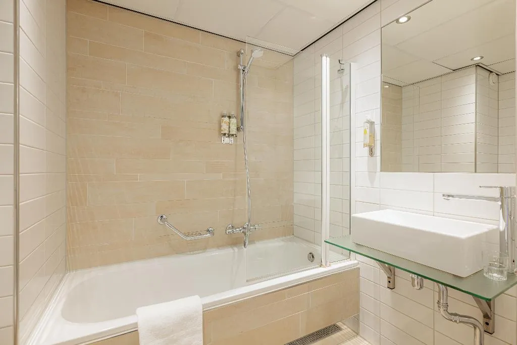 TRIPLE COMFORT Room, Leonardo Eden Hotel Amsterdam City Center, Amsterdam