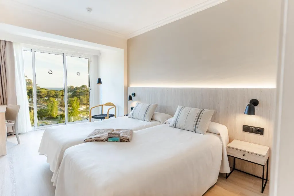 DOUBLE SINGLE USE SEA VIEW WITH BALCONY Room, Minura Cala Galdana & Apartamentos d´Aljandar, Menorca