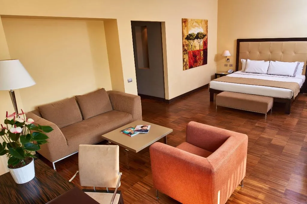 Room, Cruise, Milan