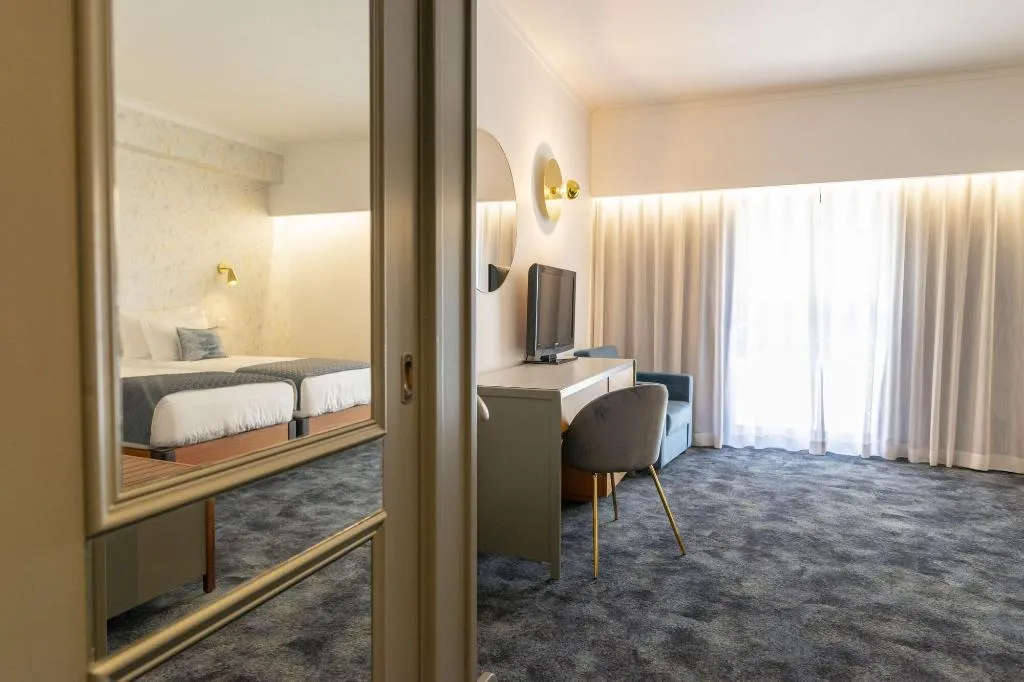 Room, Dom Afonso, Madeira