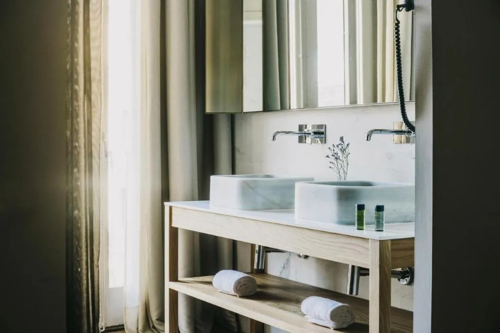 Room, Regina, Barcelona
