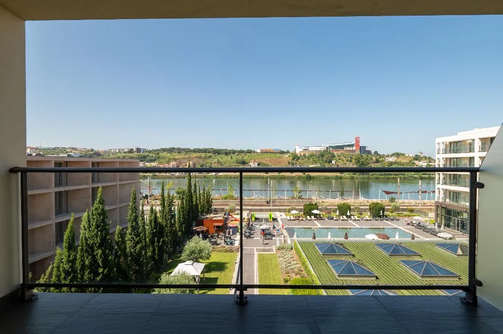 SINGLE POOL VIEW Room, Vila Gale Coimbra, Madeira