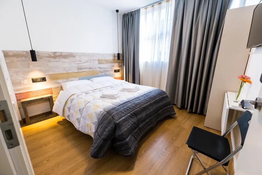 DOUBLE WITH SHARED BATHROOM Room, Far Home Bernabeu, Madrid
