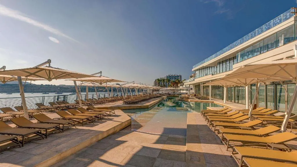 Pool, Ax Odycy, Malta
