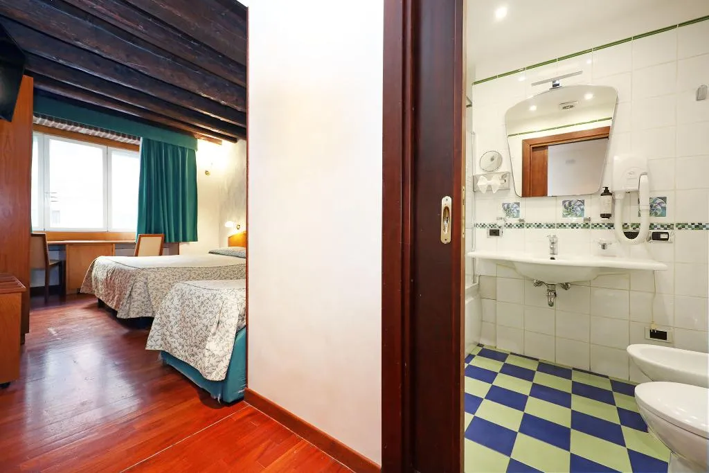TRIPLE STANDARD Room, Corot, Rome