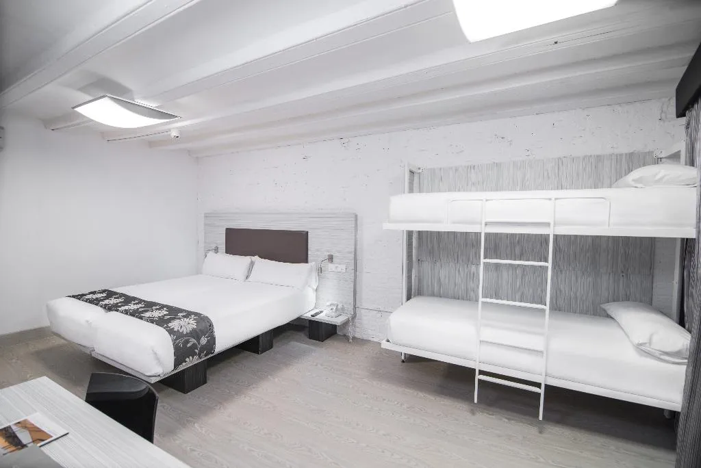 APARTMENT CAPACITY 4 Room, Petit Palace Boquería Garden, Barcelona