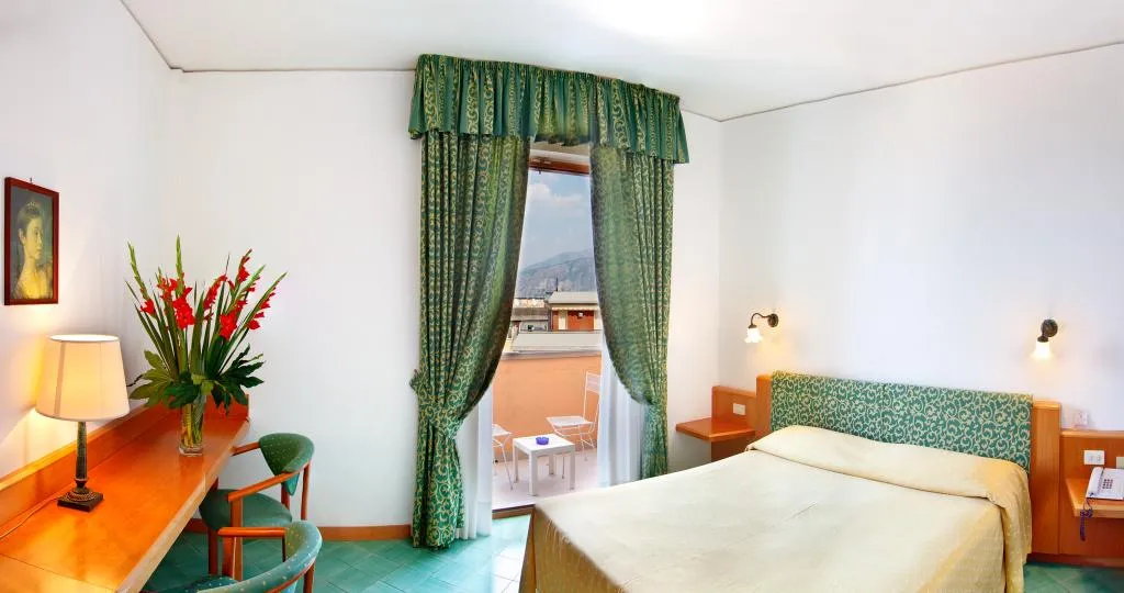 Double or Twin PARTIAL SEA VIEW Room, Villa Maria, Naples