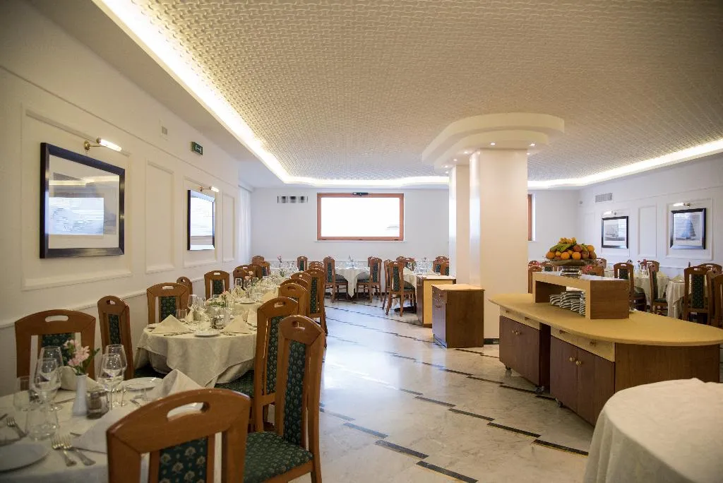 Restaurant, Villa Maria, Naples