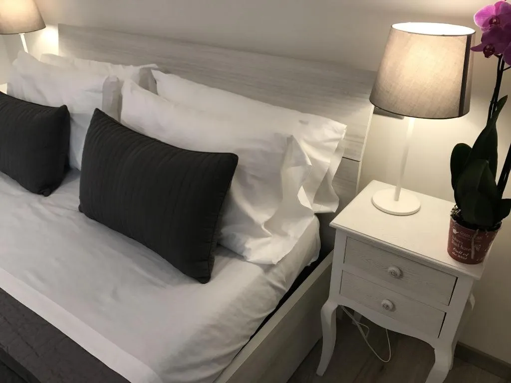 Room, Angolo Di Roma, Naples