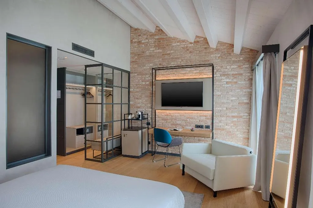 JUNIOR SUITE WITH VIEWS Room, NH Collection Venezia Murano Villa, Venice