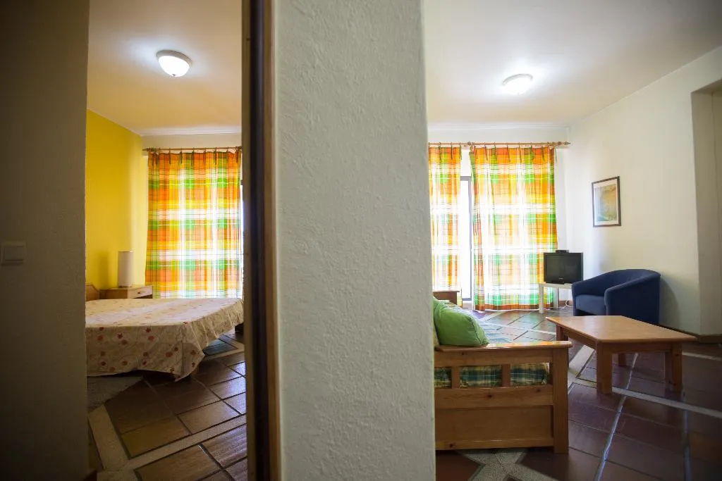 APARTMENT WITH KITCHENETTE Room, Hi Almada - Pousada de Juventude, Lisbon