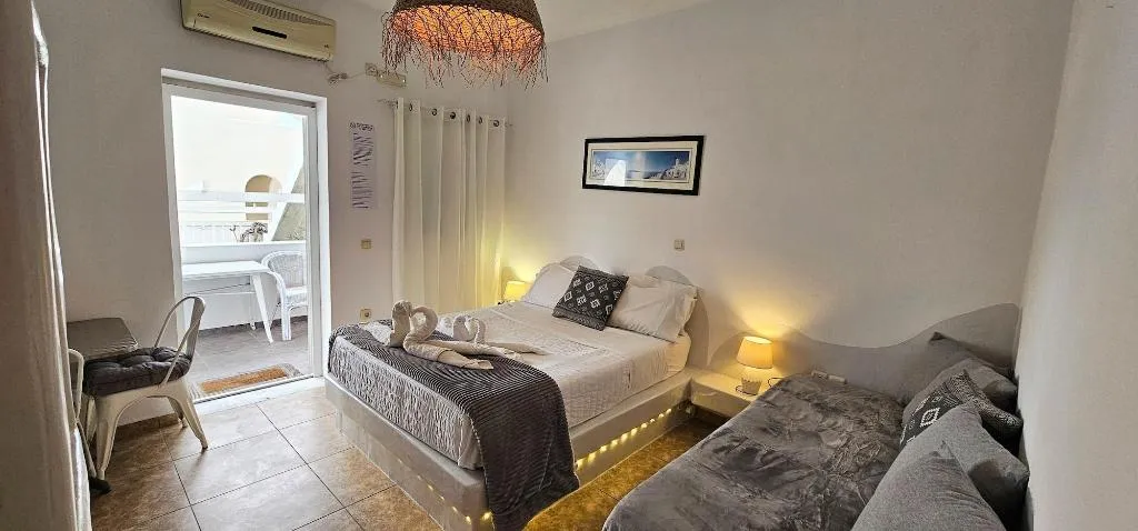 Room, Pleasure Beachside Studios, Santorini