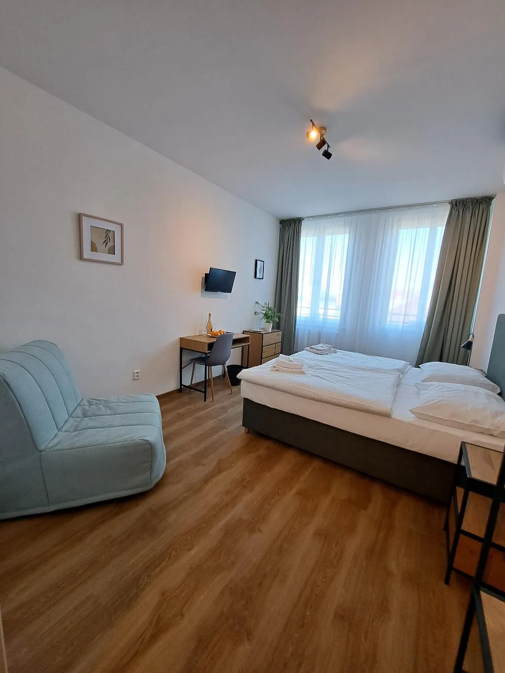 Double or Twin KING SIZE BED Room, Legie, Prague