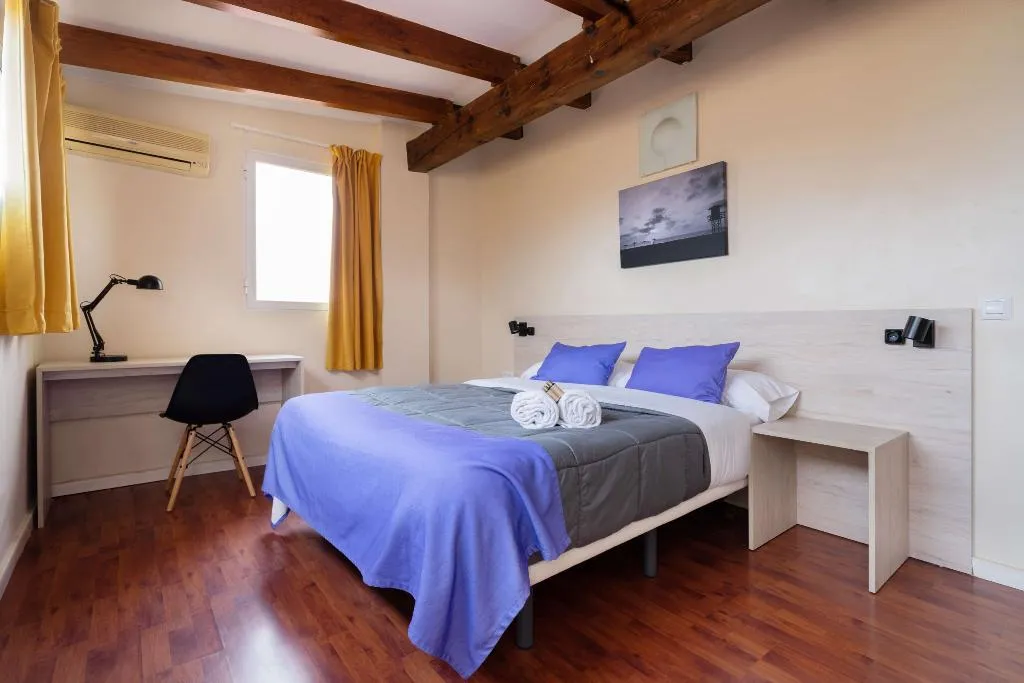 DOUBLE WITH SHARED BATHROOM Room, Purple Nest, Valencia