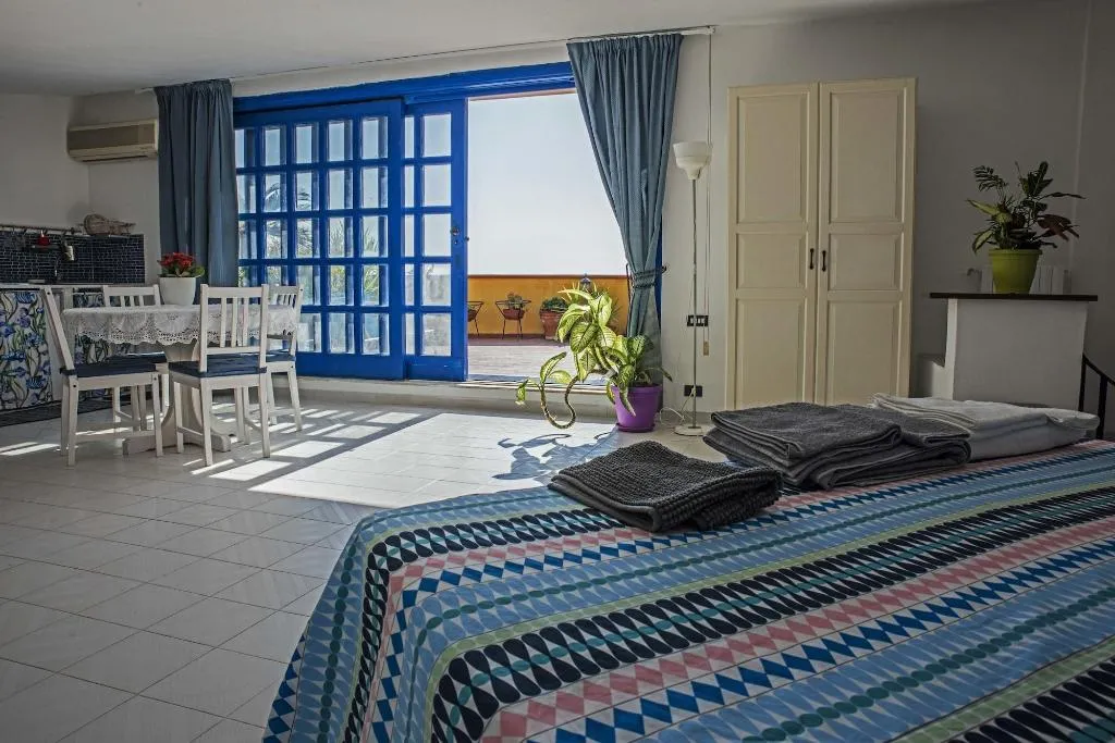 Room, Miracoletti38, Naples