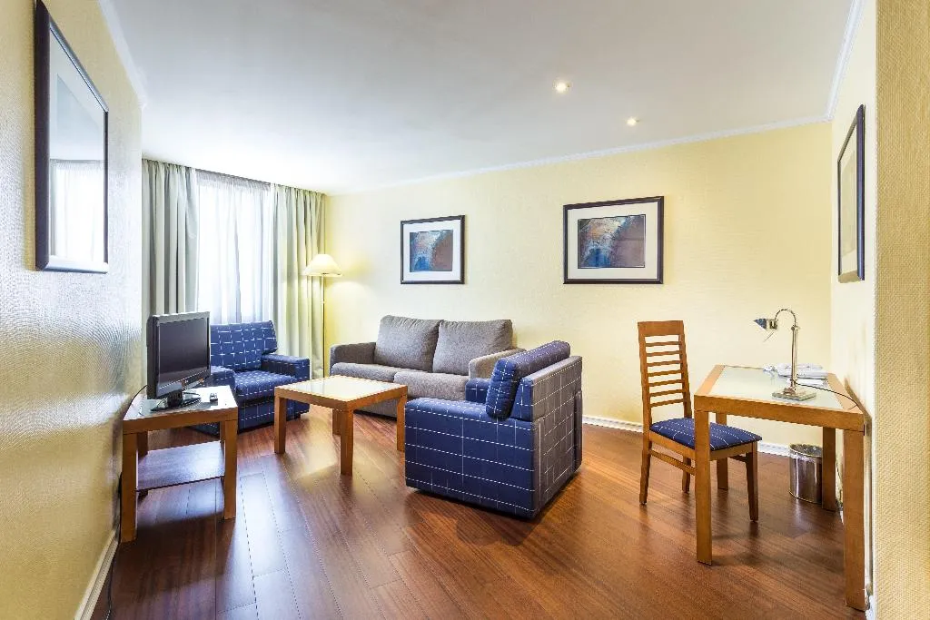 SUITE KING SIZE BED Room, Holiday Inn Lisboa, Lisbon