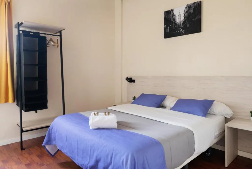 DOUBLE WITH SHARED BATHROOM Room, Purple Nest, Valencia