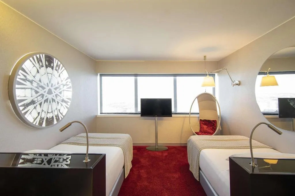 FAMILY ROOM THREE BEDS Room, Myriad By Sana Hotels, Lisbon