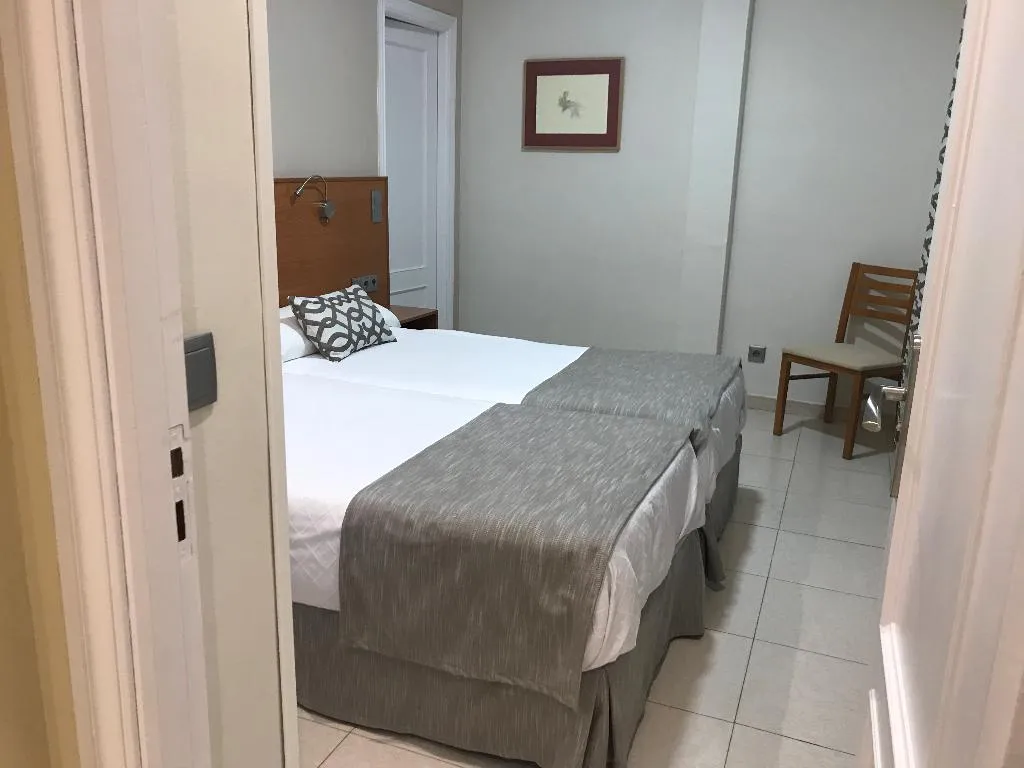 APARTMENT CAPACITY 4 Room, Alfonso VIII, Madrid