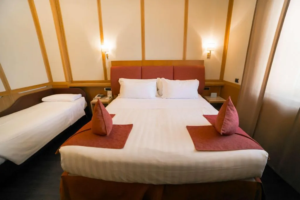 TRIPLE KING SIZE BED Room, Hilton Garden Inn Rome Colosseum, Rome