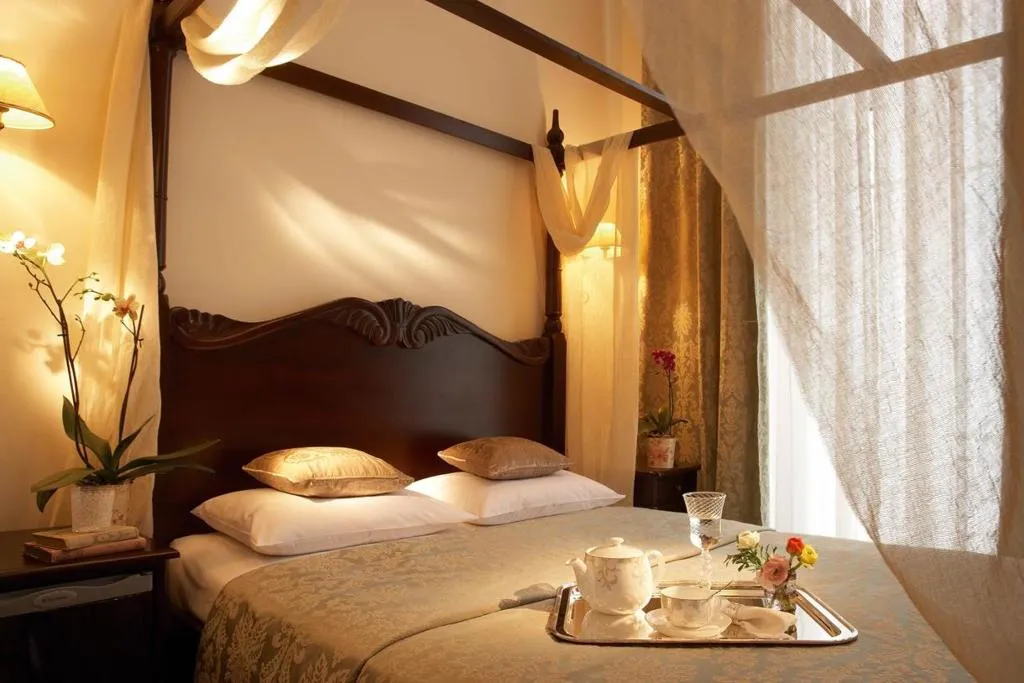 Room, Luxembourg, Halkidiki