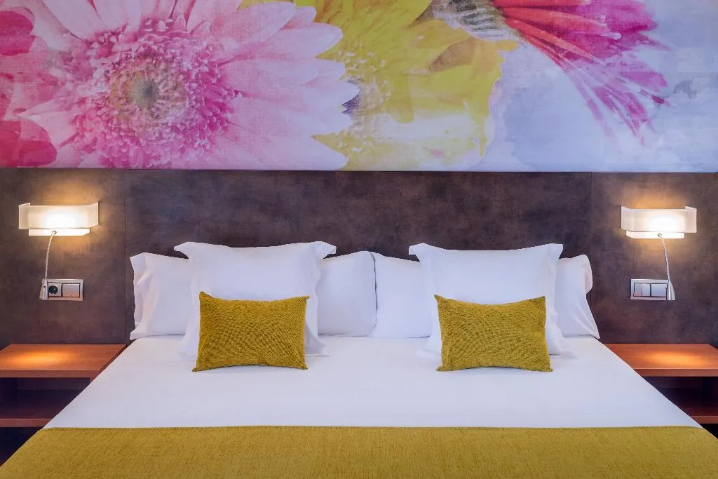 Double or Twin SUPERIOR POOL VIEW Room, Sumus Monteplaya, Costa Brava