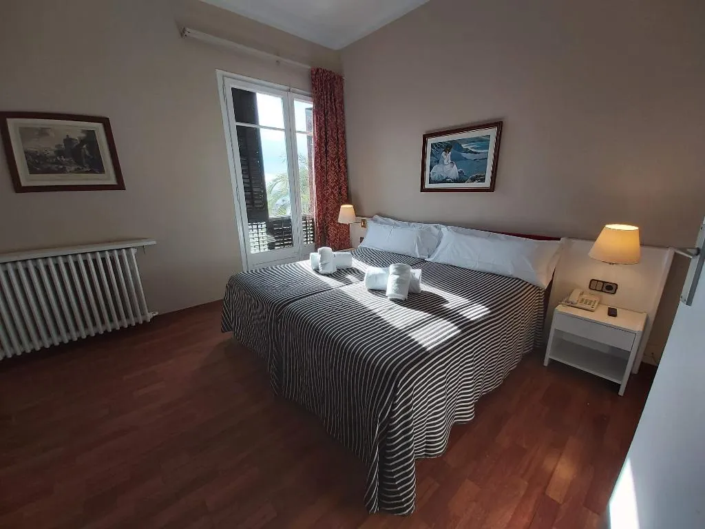 Double or Twin WITH TERRACE Room, El Castell Hotel, Barcelona