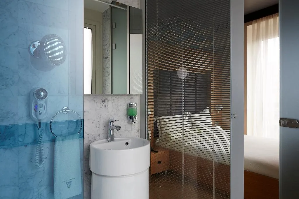 DOUBLE STANDARD Room, Amadi Park, Amsterdam
