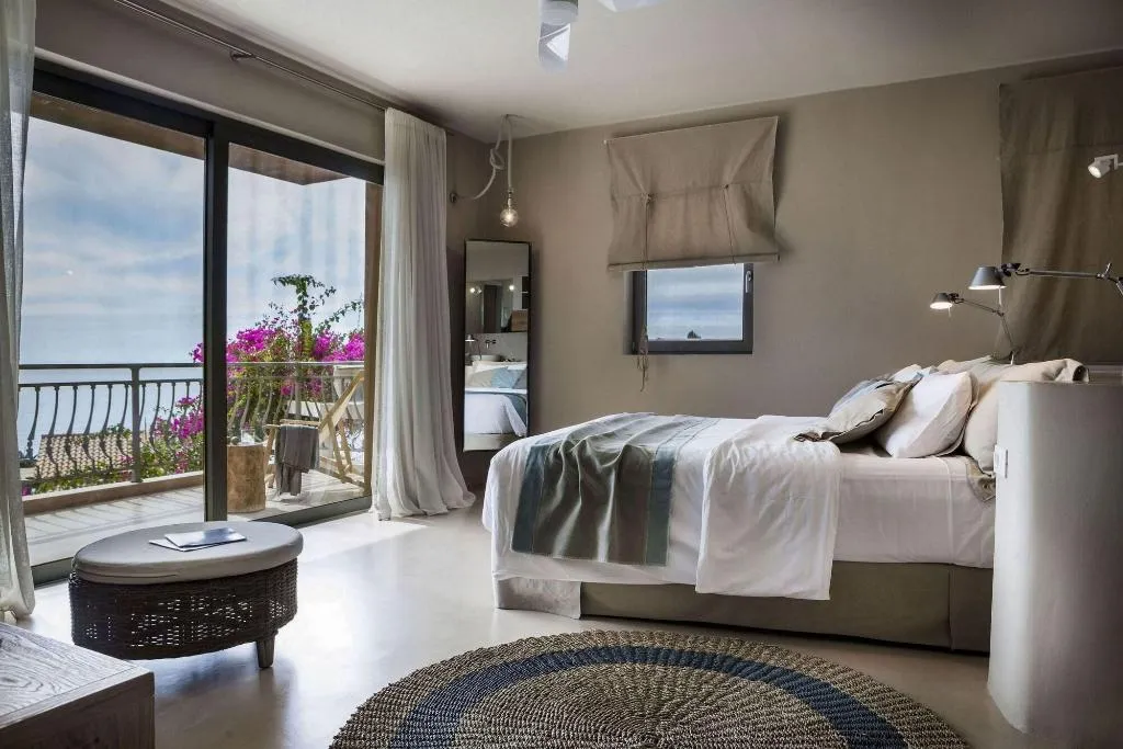 Room, F Zeen, Kefallinia