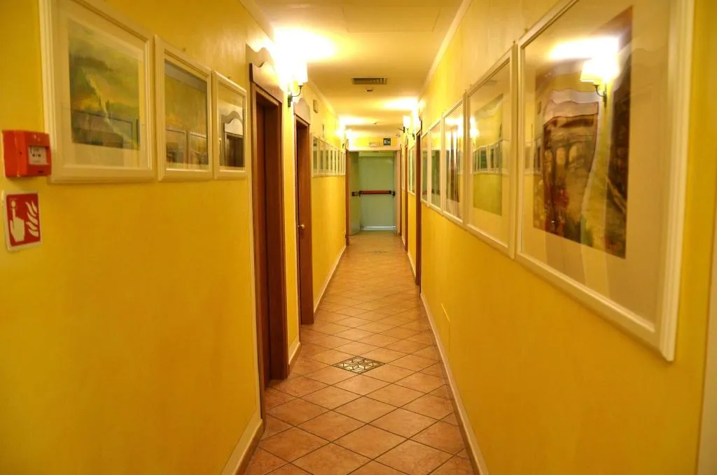 Lobby, Mia Cara, Florence