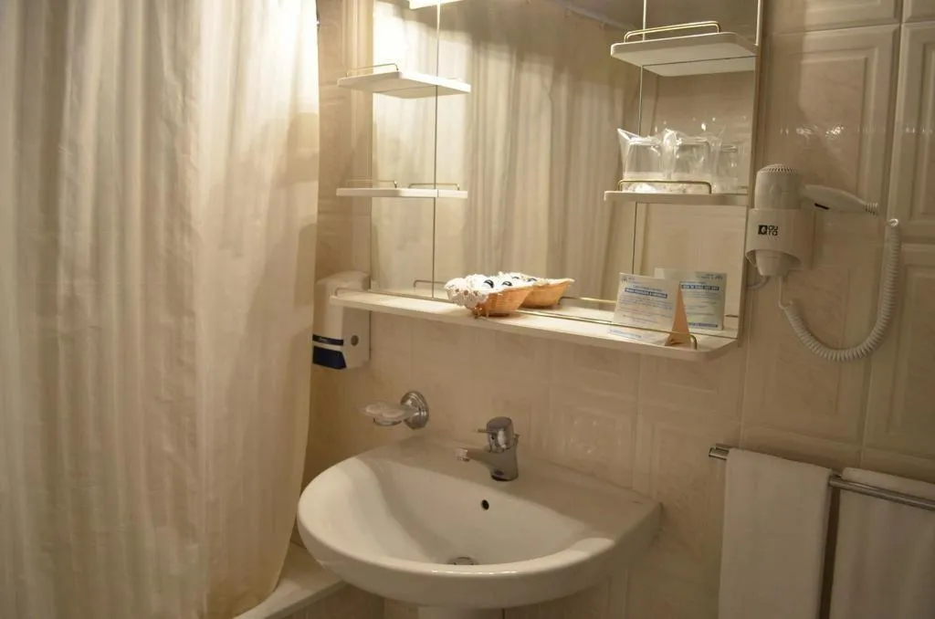 Room, Dom Afonso, Madeira