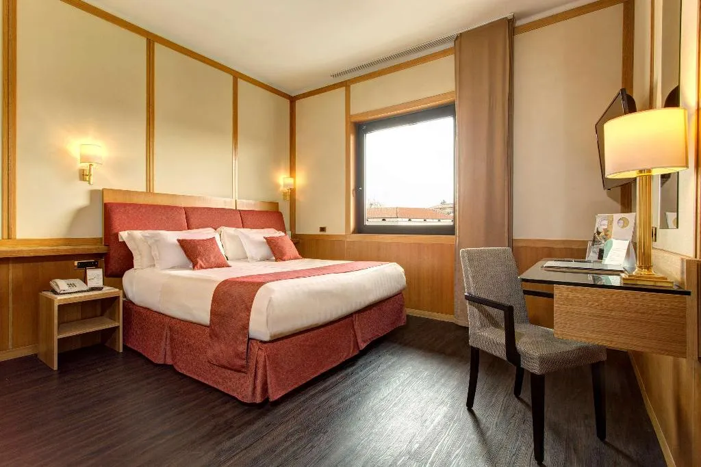 TRIPLE KING SIZE BED Room, Hilton Garden Inn Rome Colosseum, Rome