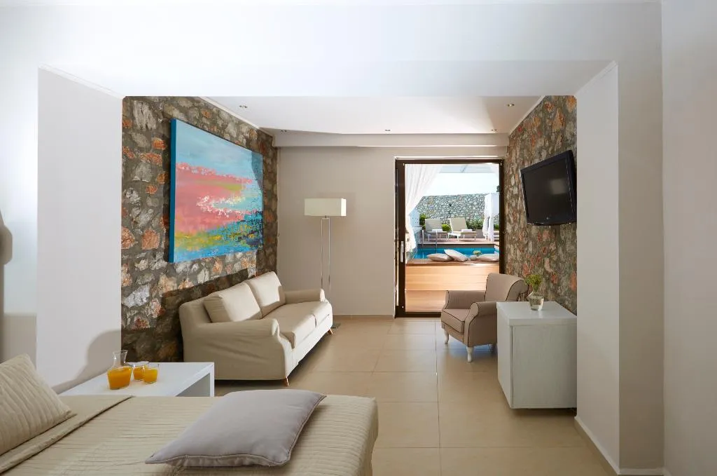 SUITE DELUXE WITH PRIVATE POOL Room, Kassandra Bay Resort, Suites & SPA, Skiathos