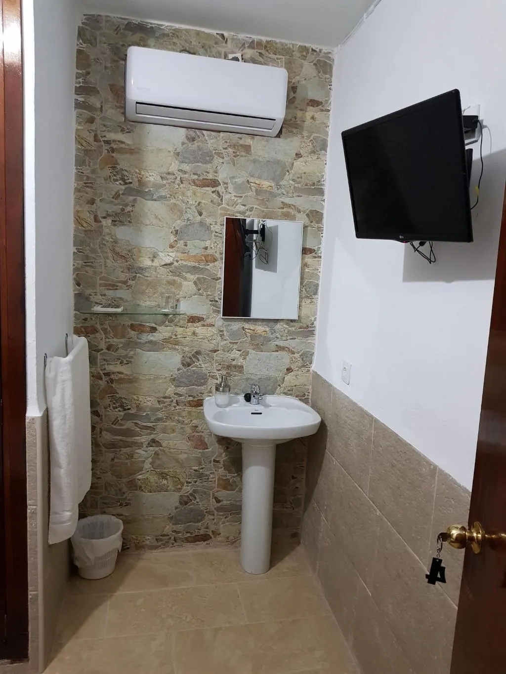 Room, Pensión Javier, Seville