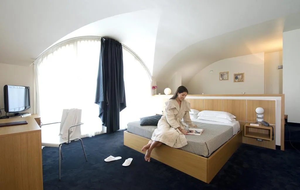 Room, Delle Fiere, Milan