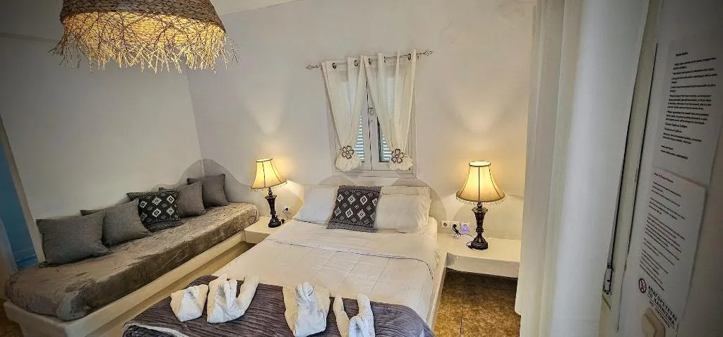 Room, Pleasure Beachside Studios, Santorini