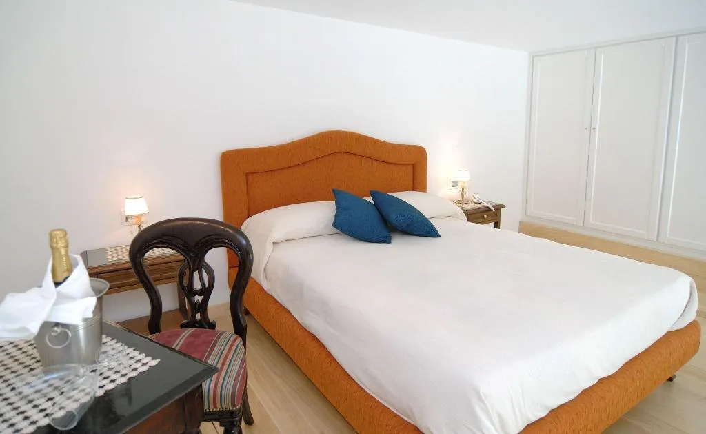 Room, Residenza Luce, Naples