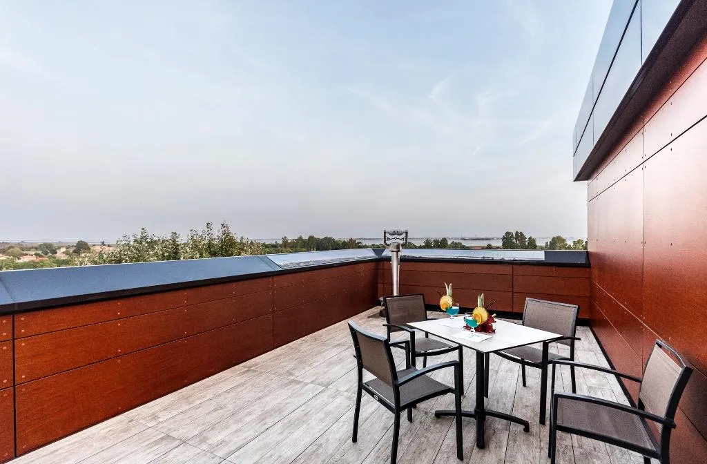 Terrace, Antony, Venice