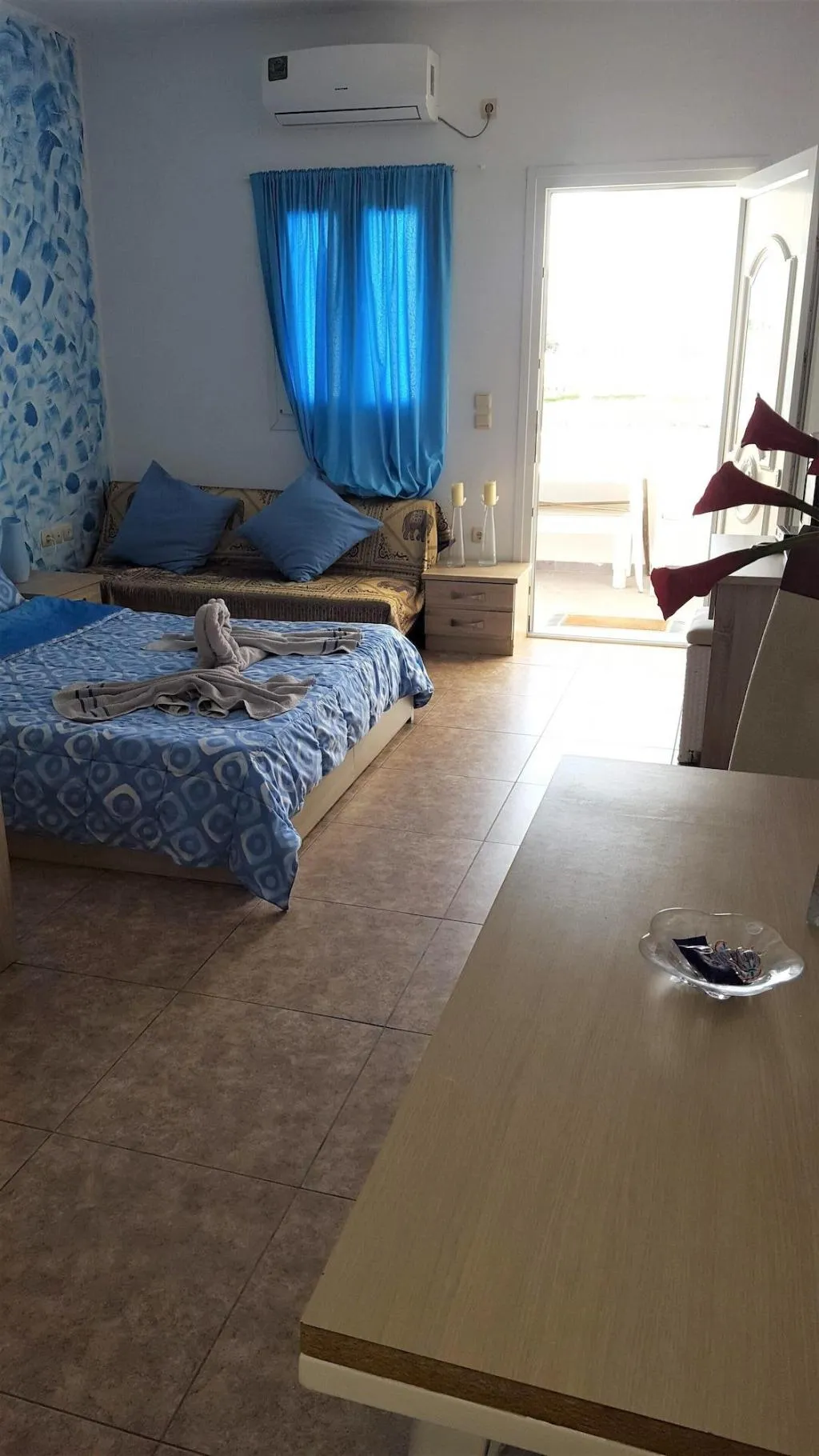 Room, Pleasure Beachside Studios, Santorini