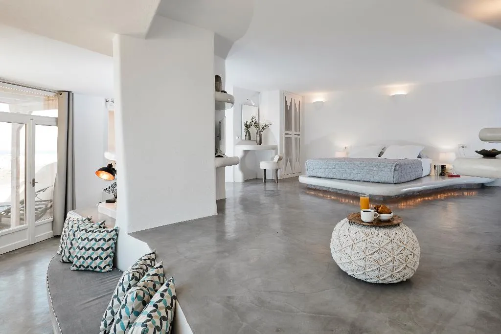 SUITE WITH JACUZZI Room, Suites of the Gods Cave Spa, Santorini