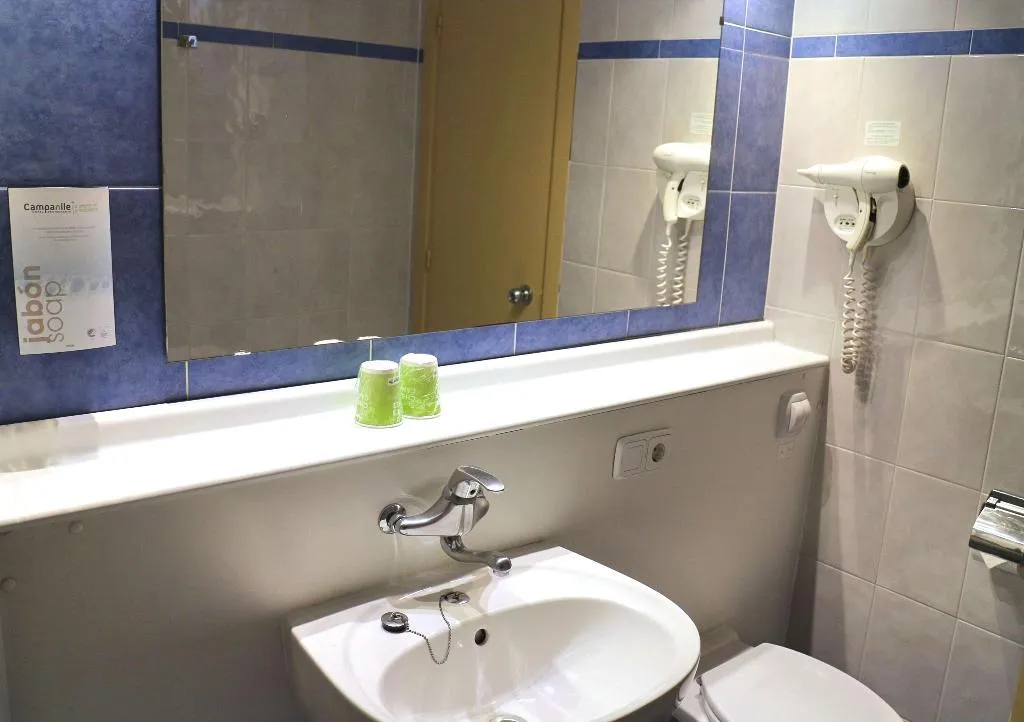 TRIPLE STANDARD Room, Travelodge Barcelona del Vallès, Barcelona