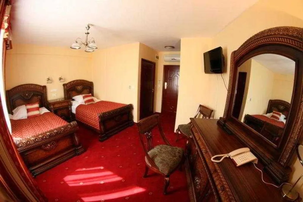 Room, Daisy Superior, Krakow