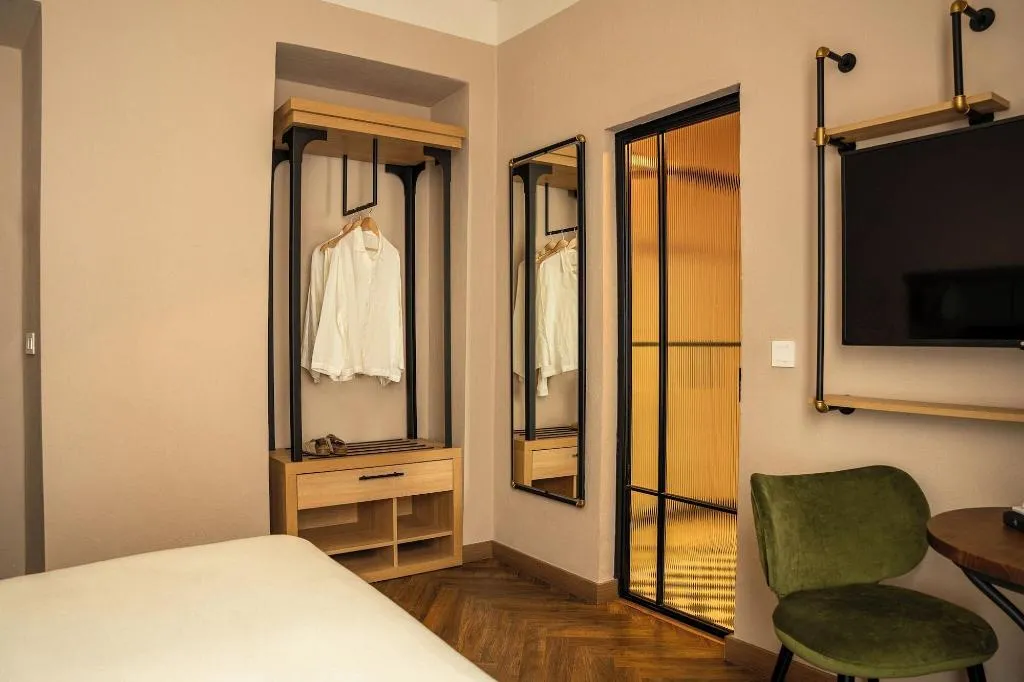 Room, Honest Sevilla, Seville