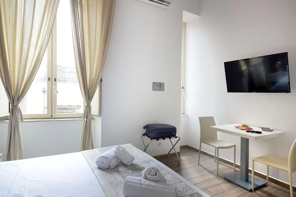 Room, Funikulì Funikulà, Naples