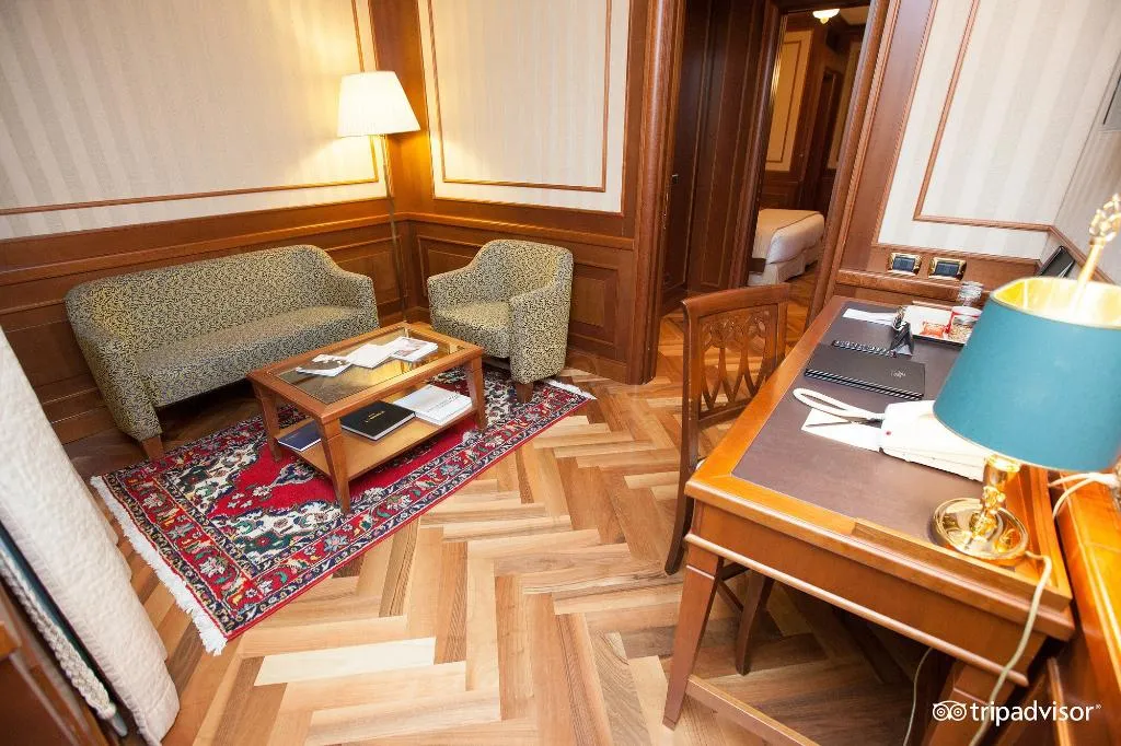 SUITE CAPACITY 3 Room, Manzoni, Milan