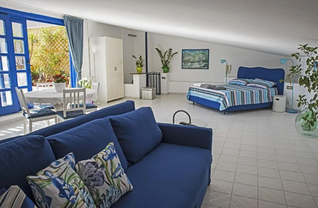Room, Miracoletti38, Naples